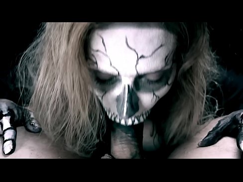 ❤️ Demonska djevojka siše kurac svojim crnim ustima i guta spermu. ❤️ Super porno kod nas ❌
